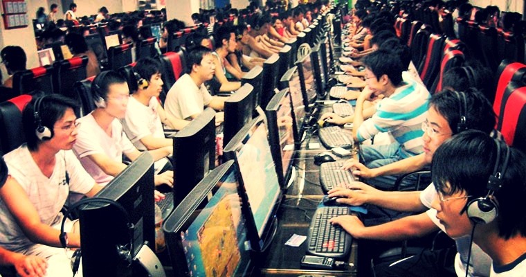 Κινέζοι χρήστες σε internet cafe